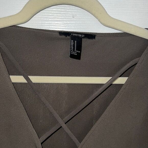 FOREVER 21 Top 💚 - Picture 3 of 5